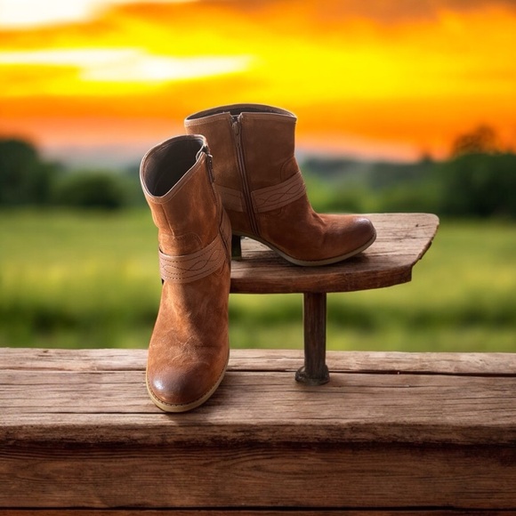 Earth Shoes - Earth Boots 9.5 Tan Suede Side Zip Boho Western Like New